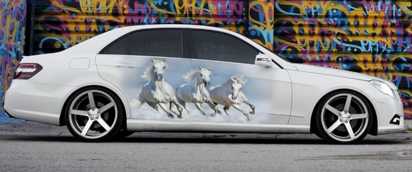 Винилография на светлый авто - Белые лошади